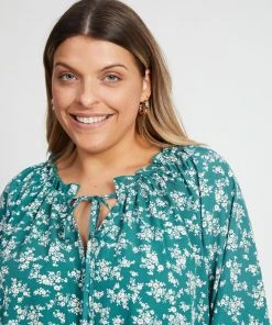 Atmos&Here Curvy Samantha Blouse Green Floral -Deals The Style Setters Store http3A2F2Fstatic.theiconic.com .au2Fp2Fatmos here curvy 8350 5124131 4